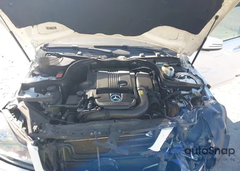 2013 Mercedes-Benz C 250 Sport z USA, uszkodzony, nr VIN WDDGF4HB3DR291756